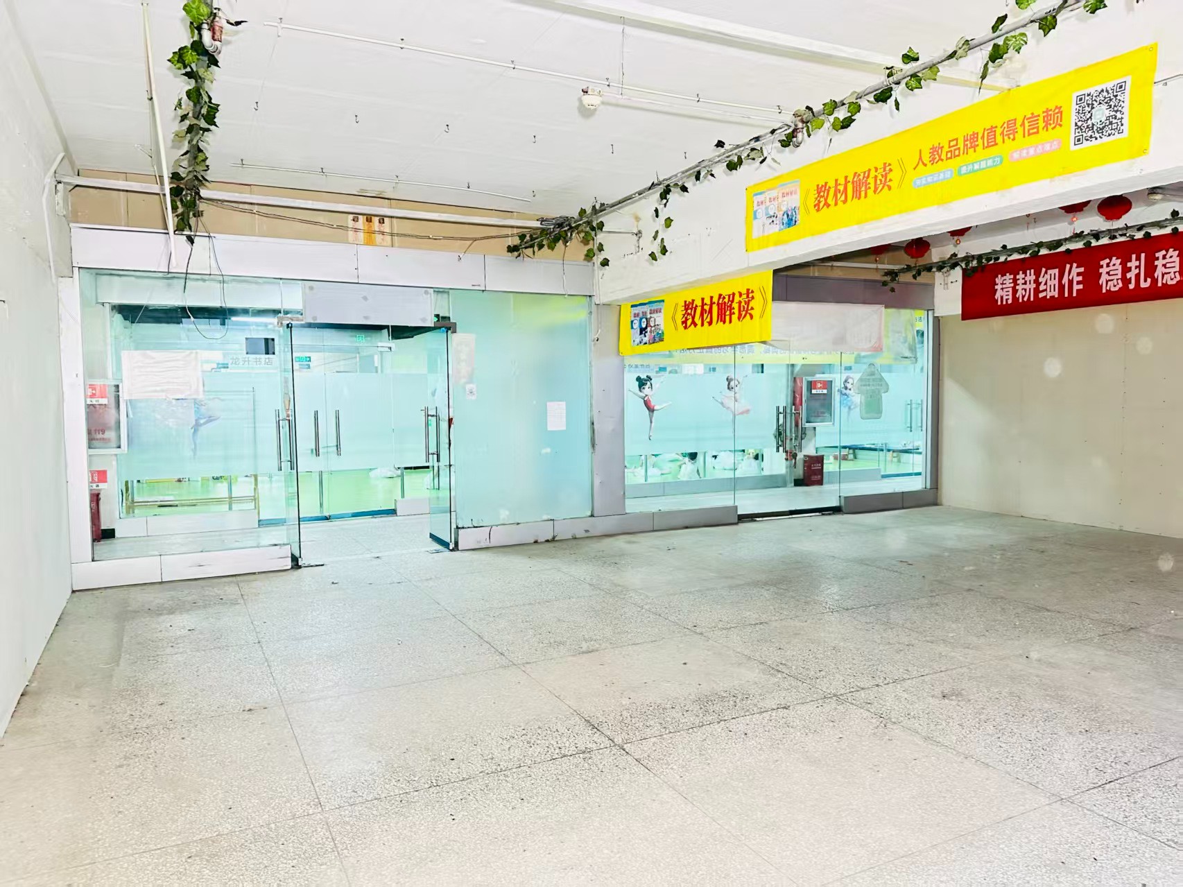 卧龙西街提供写字楼、商铺、展示空间、直播间等多种面积选择，满足企业办公、研发、展示、运营等多元需求。