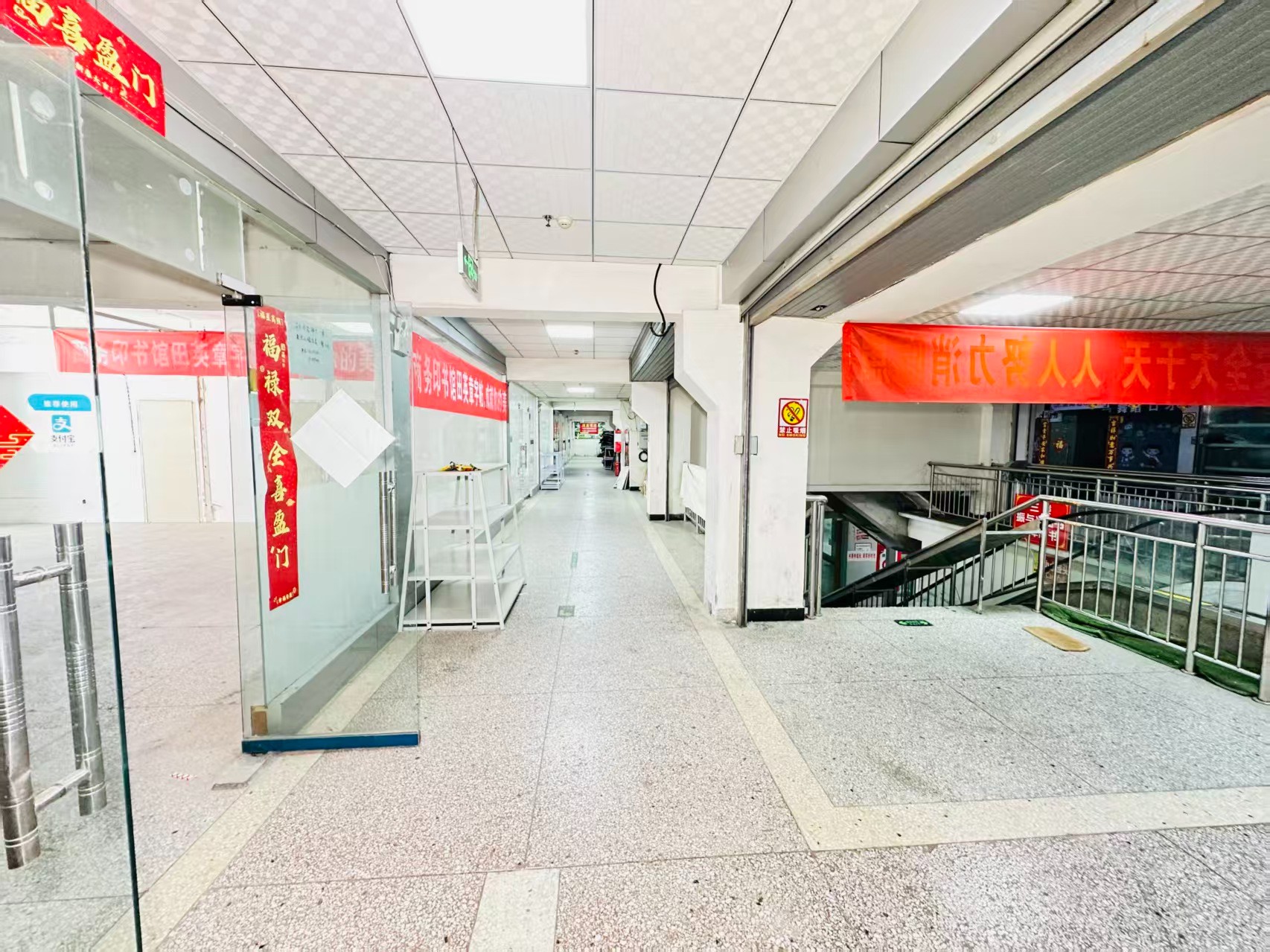 卧龙西街引入人工智能技术应用场景，推动AI与商业、零售、电商、企业服务等领域融合发展。