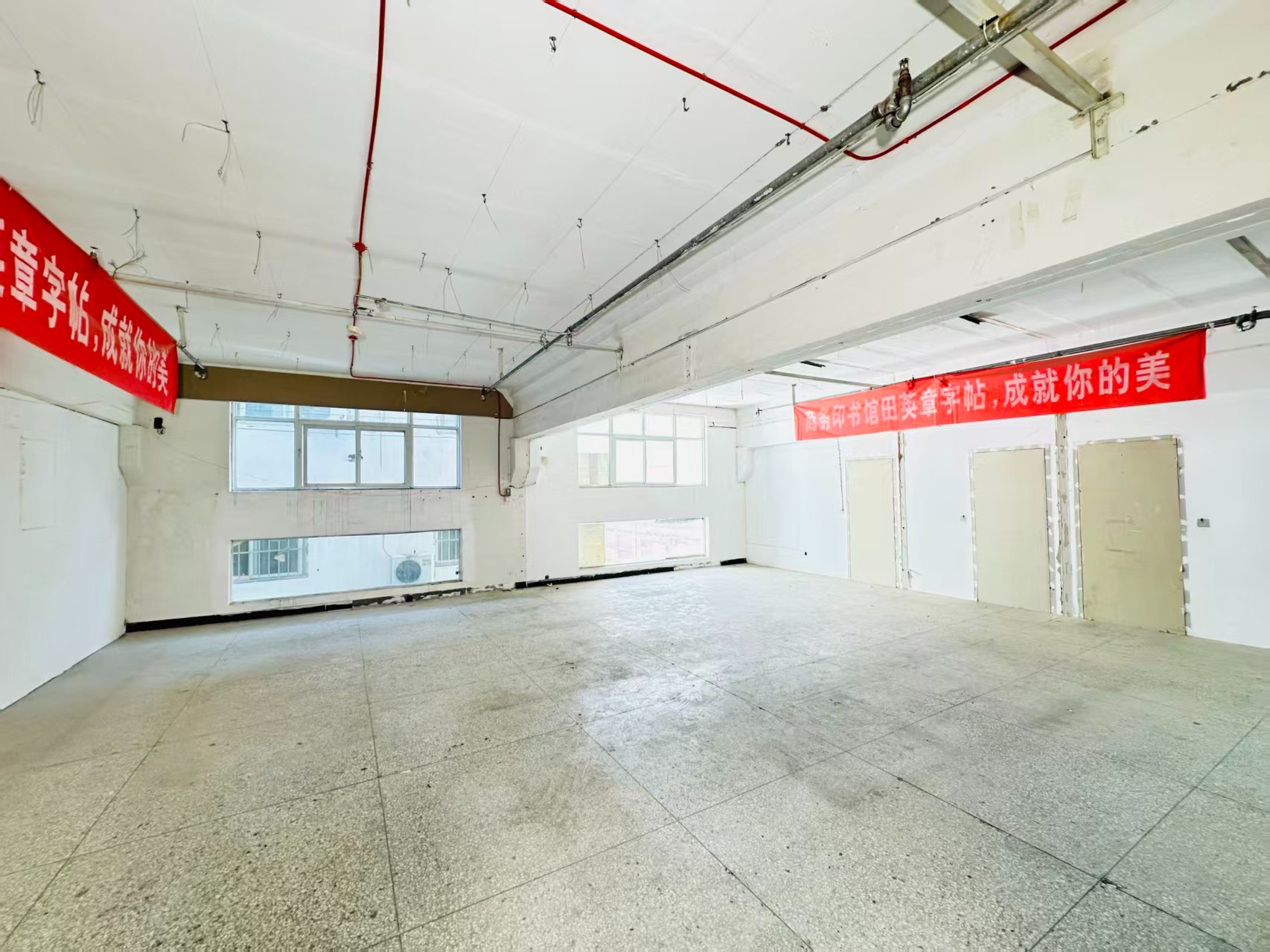 卧龙西街重点吸引人工智能应用、数字经济、电商直播、智能制造服务、软件开发、科技创新企业及创业团队入驻